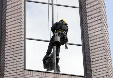 外墙玻璃面的清洁保养工艺