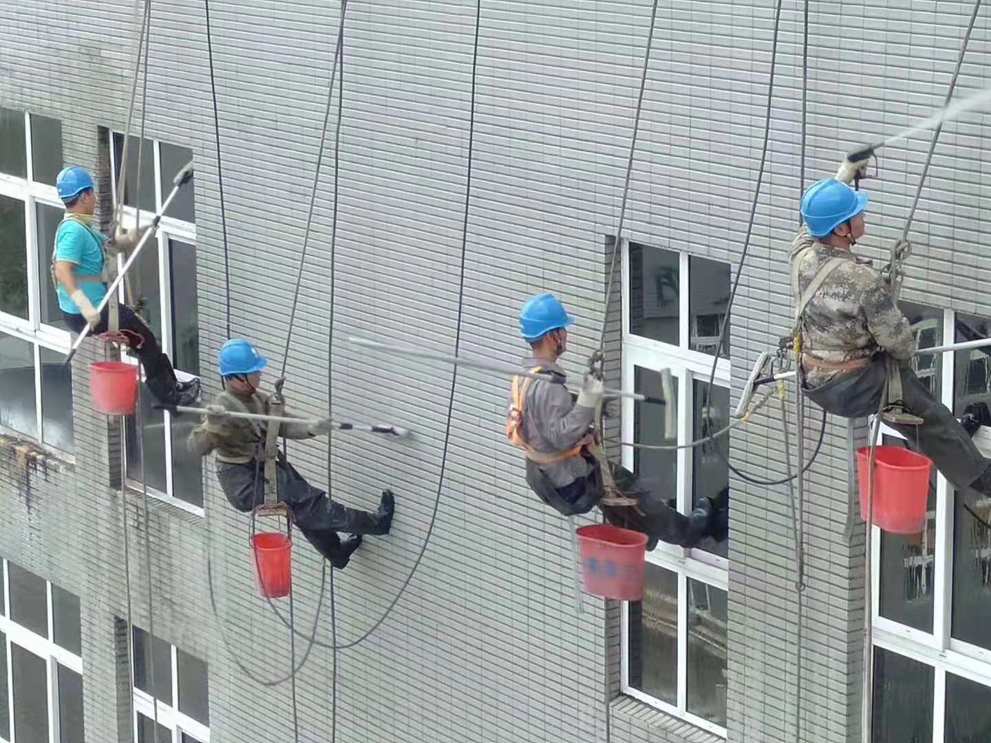 外墙清洗进行高空作业时应注意的安全事项